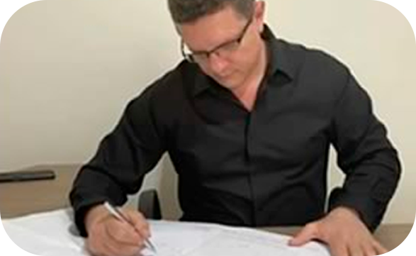 Hugo Barone preparando conteúdo para os cursos