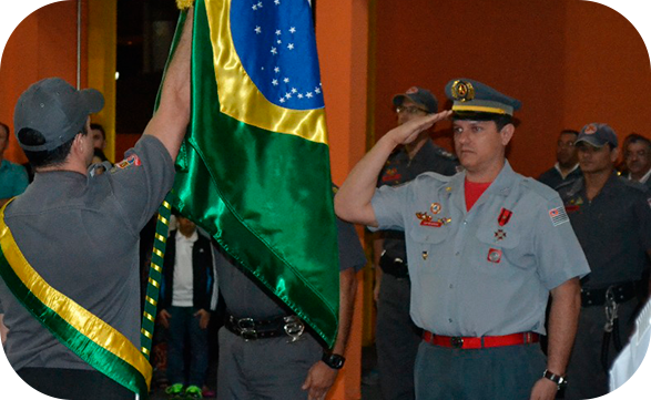 Hugo Barone saudando a bandeira